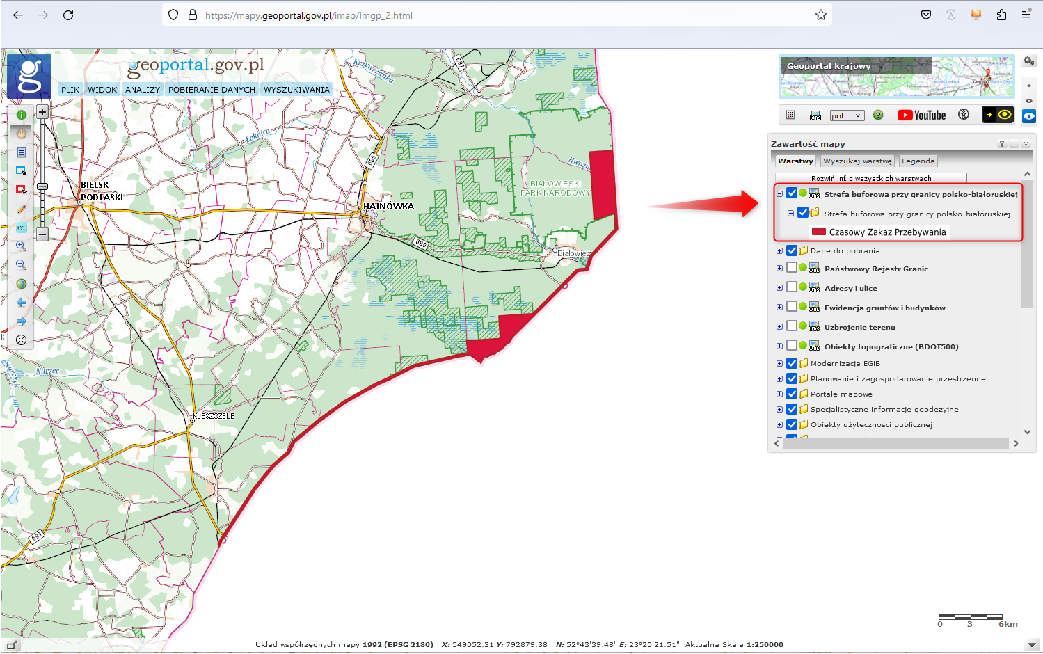 Ilustracja przedstawia widok warstwy Strefa buforowa przy granicy polsko-białoruskiej wraz z jej lokalizacją w drzewku warstw serwisu geoportal.gov.pl