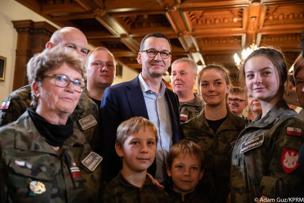 Pamiątkowe zdjęcie WOT z premierem.