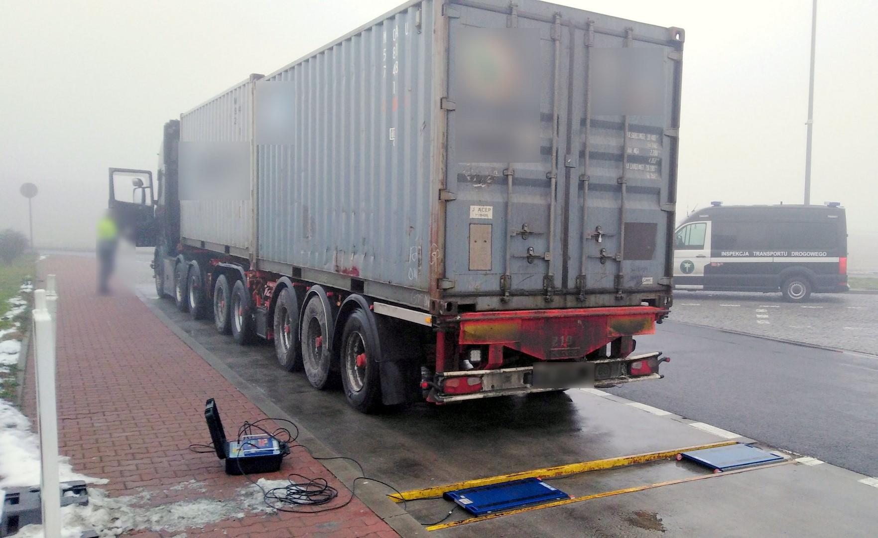 Kontrolowana ciężarówka z kontenerami i wagi ITD.