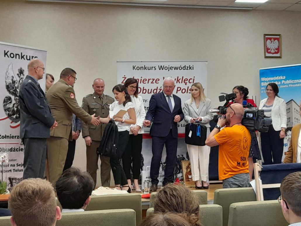 SUKCES NASZEJ UCZENNICY W KONKURSIE O ŻOŁNIERZACH WYKLĘTYCH