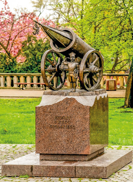 Zdjęcie przedstawia pomnik „Brońmy swego Opolskiego” w Opolu.
