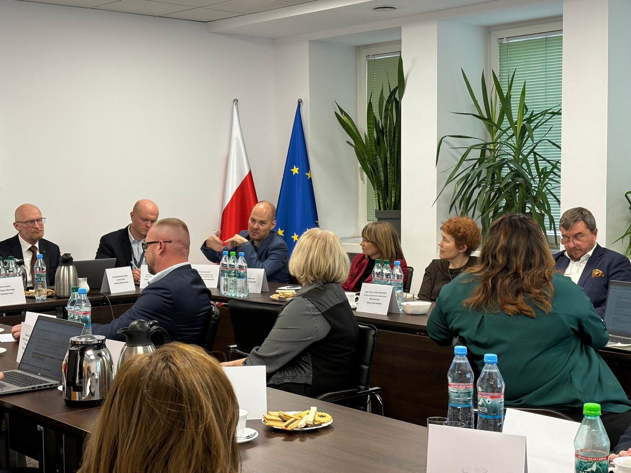 Zdjęcia przedstawiające uczestników posiedzenia