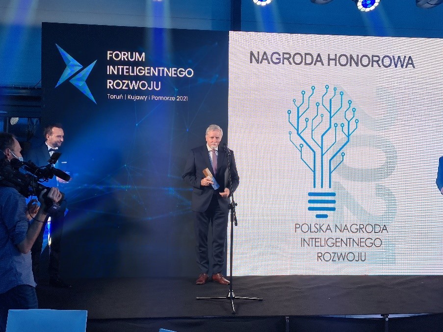 Dyrektor NCBR odbiera Polską Nagrodę Inteligentnego Rozwoju w honorowej kategorii - Wspieranie innowacyjności i konkurencyjności gospodarki.
