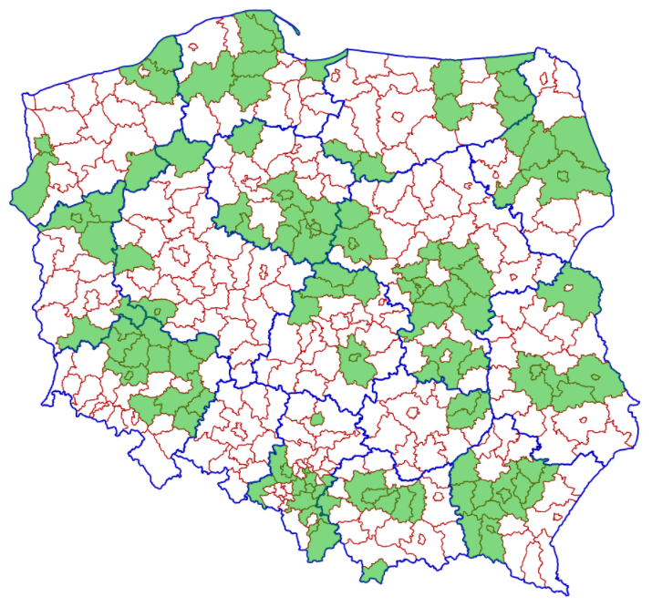 Ilustracja przedstawiająca mapę Polski zawierającą granice administracyjne województw i powiatów. Kolorem zielonym zostały zaznaczone powiaty, które uruchomiły odbieranie zawiadomień elektronicznych o zmianach w Księgach Wieczystych.