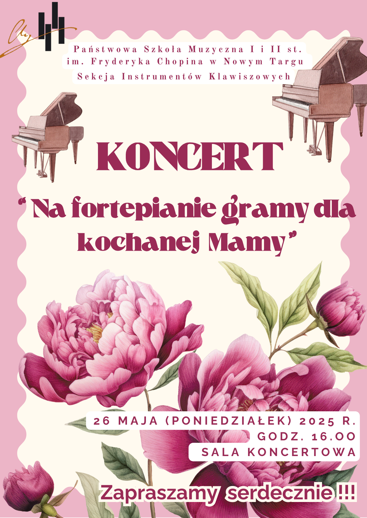 Plakat utrzymany jest w odcieniach różu, z licznymi kwiatowymi zdobieniami w dolnej części, przedstawiającymi duże, różowe piwonie z zielonymi liśćmi. W górnej części plakatu, na jasnoróżowym tle, widnieje logo Państwowej Szkoły Muzycznej I i II st. im. Fryderyka Chopina w Nowym Targu, a obok niego tekst: "Państwowa Szkoła Muzyczna I i II st. im. Fryderyka Chopina w Nowym Targu Sekcja Instrumentów Klawiszowych". Nad nim znajdują się grafiki przedstawiające dwa fortepiany. Centralnym punktem plakatu jest duży, bordowy napis "KONCERT", a pod nim hasło koncertu: "'Na fortepianie gramy dla kochanej Mamy'". Poniżej kwiatowych zdobień, na samym dole plakatu, na tle jasnoróżowej wstęgi, znajduje się data i godzina wydarzenia: "26 MAJA (PONIEDZIAŁEK) 2025 R. GODZ. 16.00" oraz miejsce: "SALA KONCERTOWA". Pod nimi, na zielonej wstędze, umieszczono serdeczne zaproszenie: "Zapraszamy serdecznie !!!".