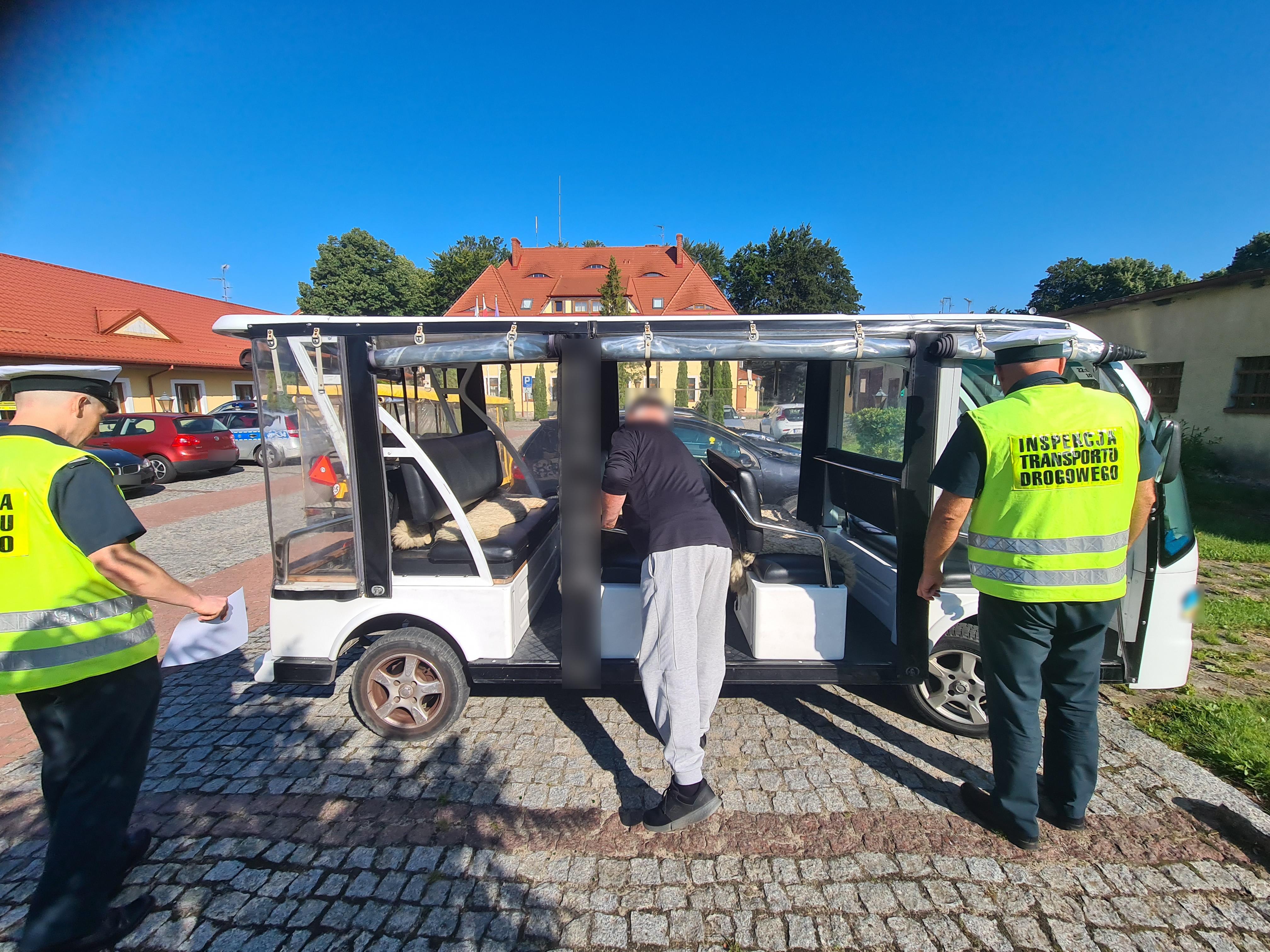 Inspektorzy ITD i kierowca Melexa przy pojeździe