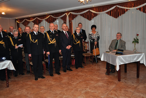 Zdjęcie przedstawia jubilata płk. poż. w stanie spocz. Zdzisława Filingiera wśród przyjaciół podczas benefisu.