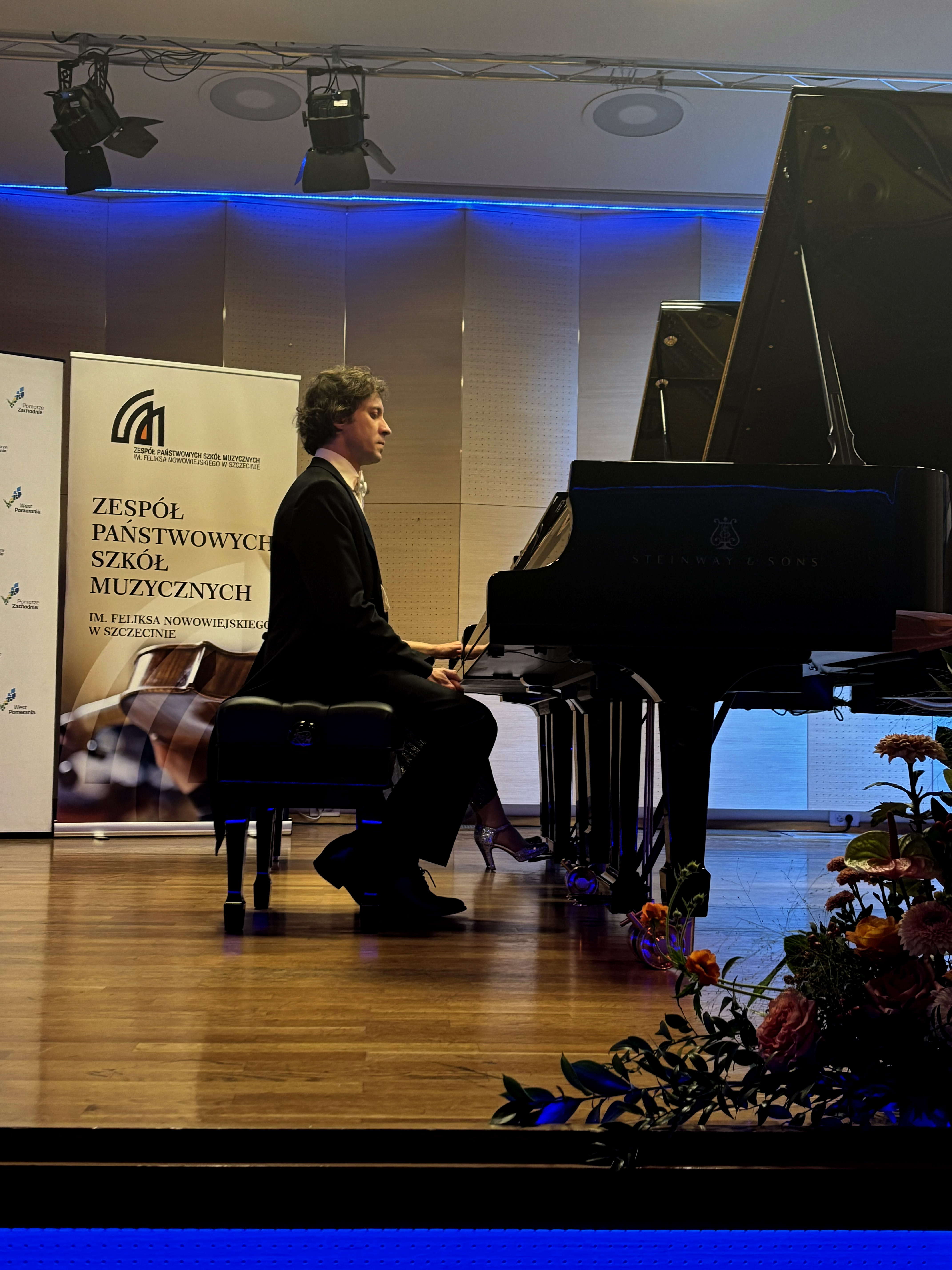 Zdjęcie przedstawia Rafała Blechacza przy fortepianie