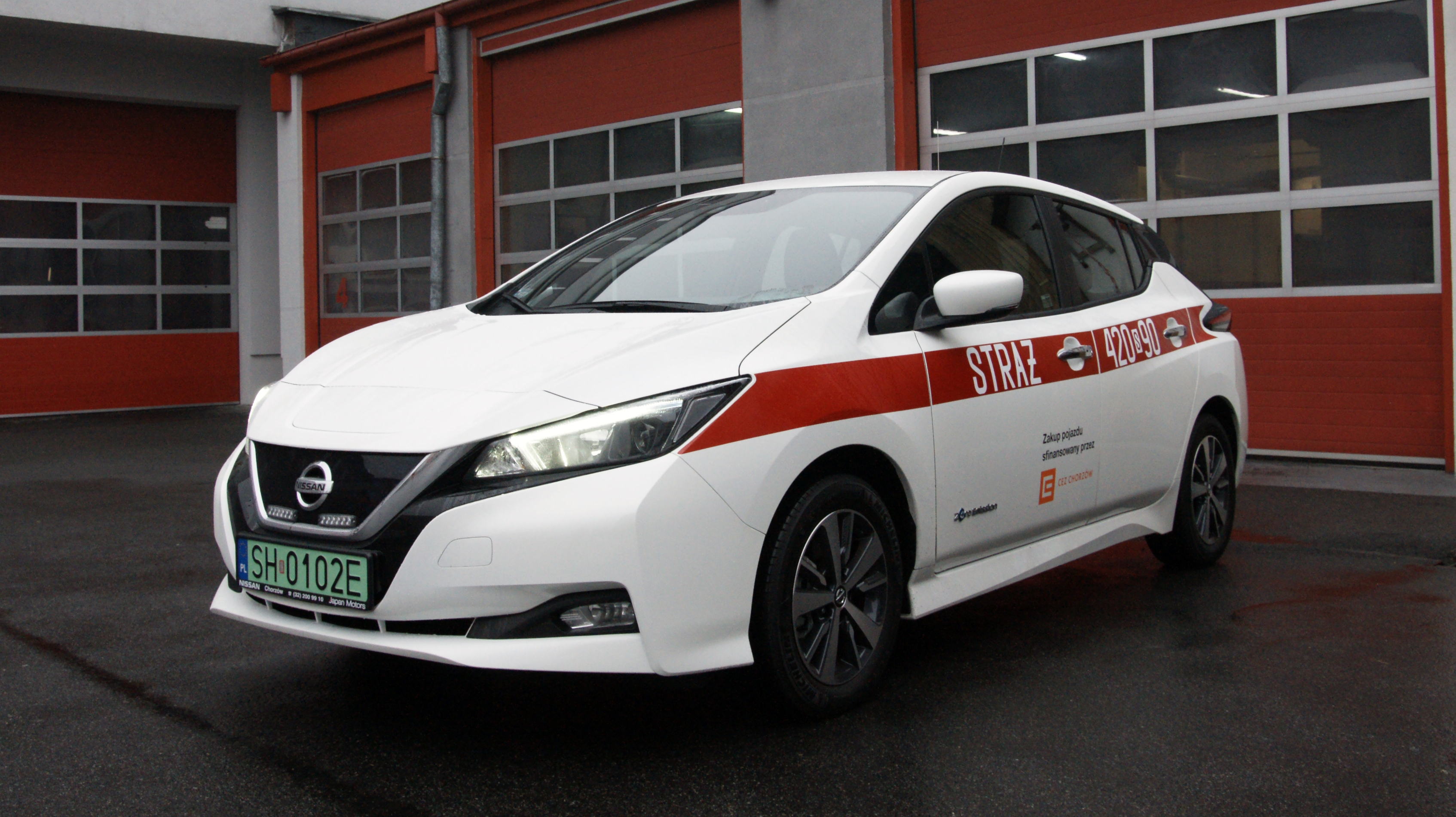 Na fotografii widoczny jest samochód operacyjny SLOp NISSAN LEAF