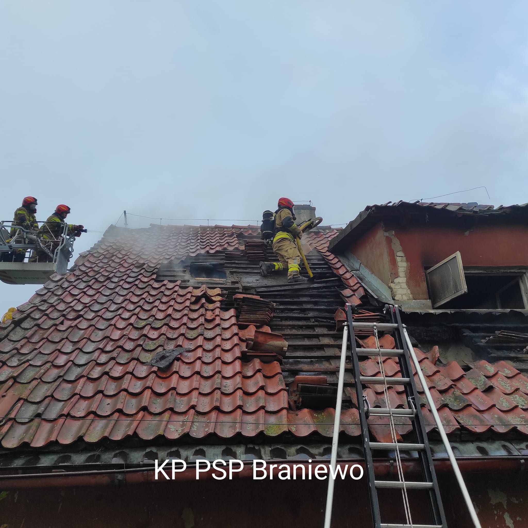 Pożar poddasza obiektu mieszkalnego – Jarzębiec gm. Płoskinia 