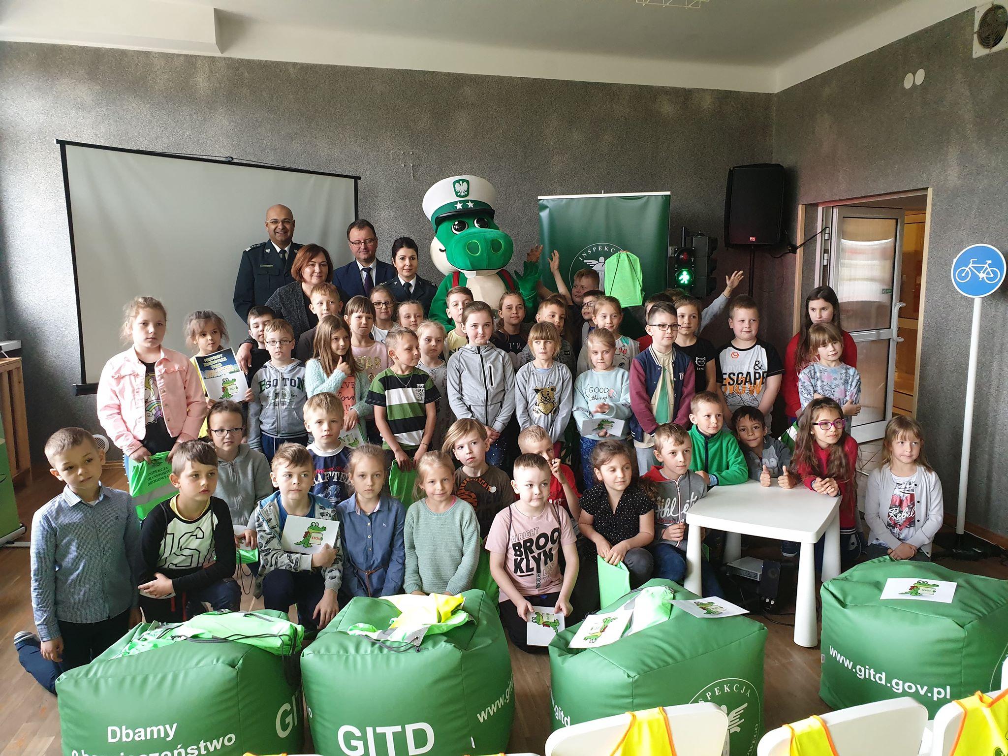 Dzieci z prowadzącymi lekcję