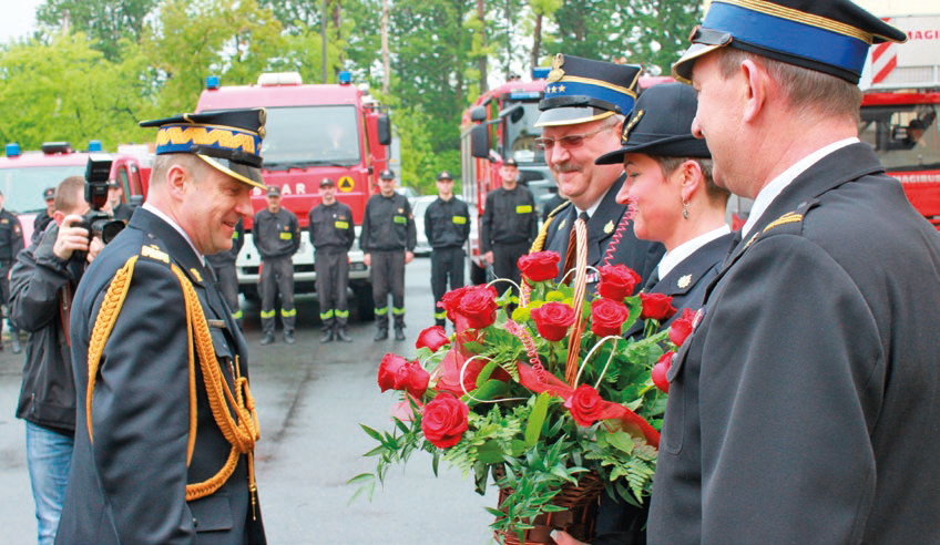 Zdjęcie przedstawia powitanie nie chlebem i solą, ale pięknymi różami i uśmiechem.