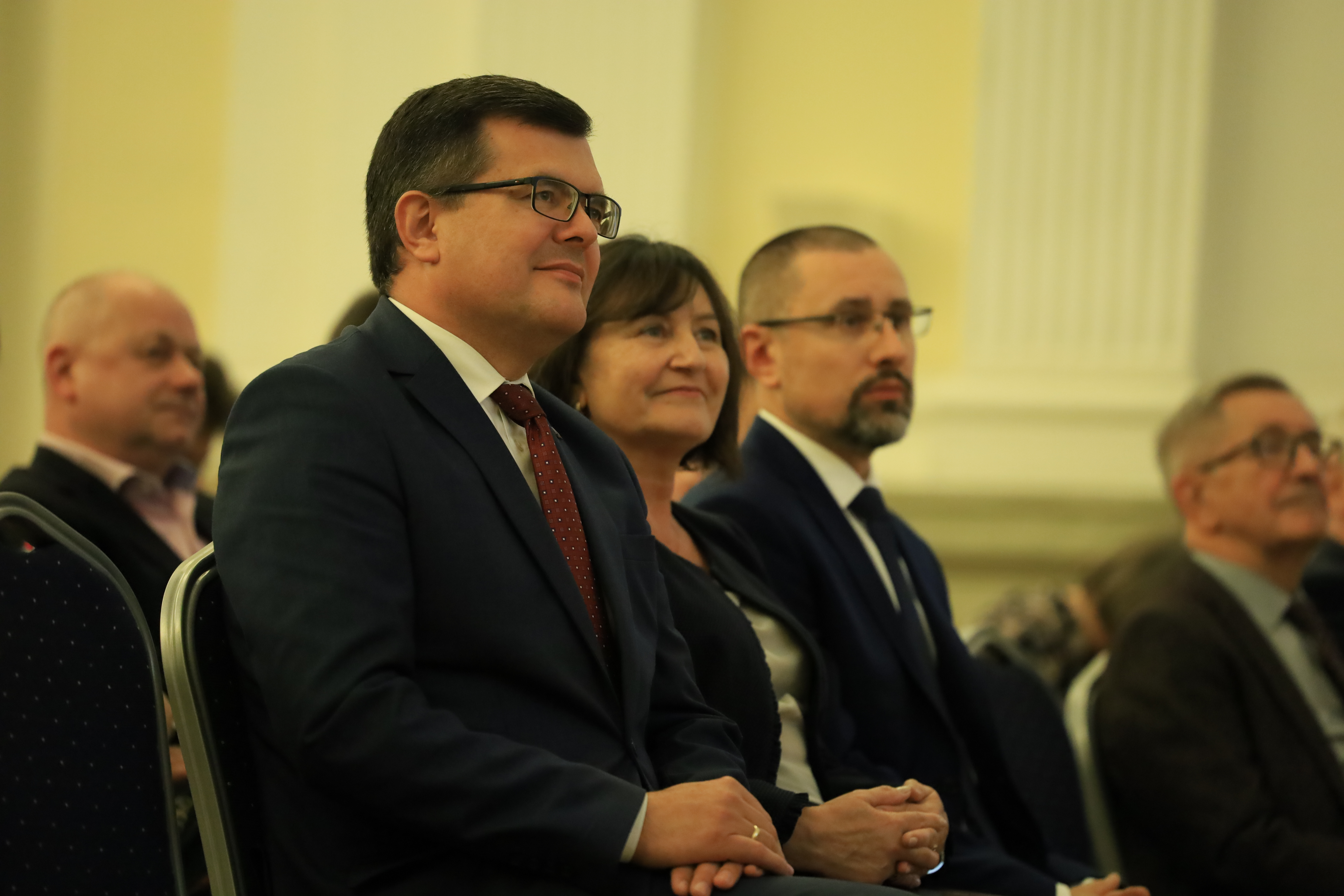 Zdjęcie przedstawia p.o. GGK Alicję Kulkę wraz z Wiceminstrem Rozwoju i Technologii Piotrem Uścińskim podczas Inauguracji Roku Akademickiego Wydziału Geodezji i Kartografii PW 