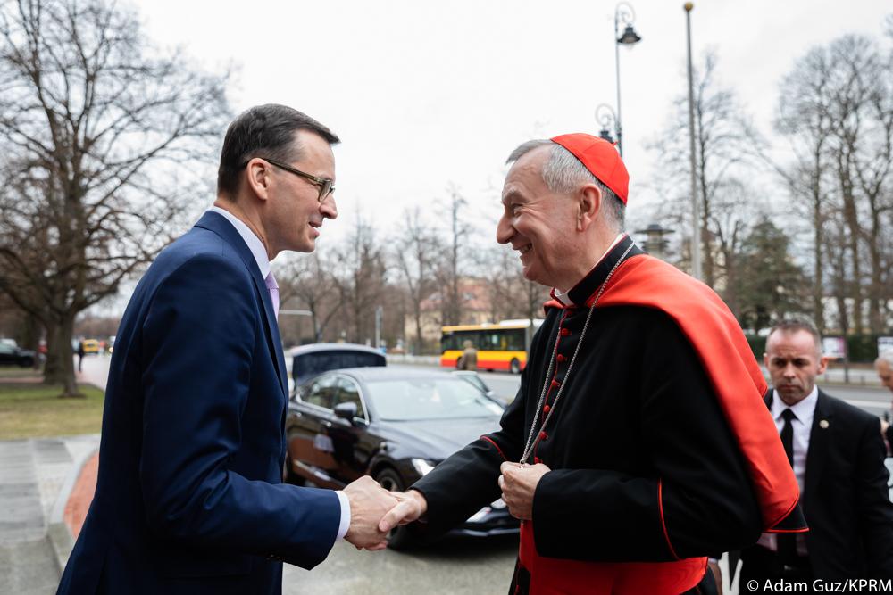 Premier Mateusz Morawiecki wita się z kardynałem Pietro Parolinim przed budynkiem KPRM.