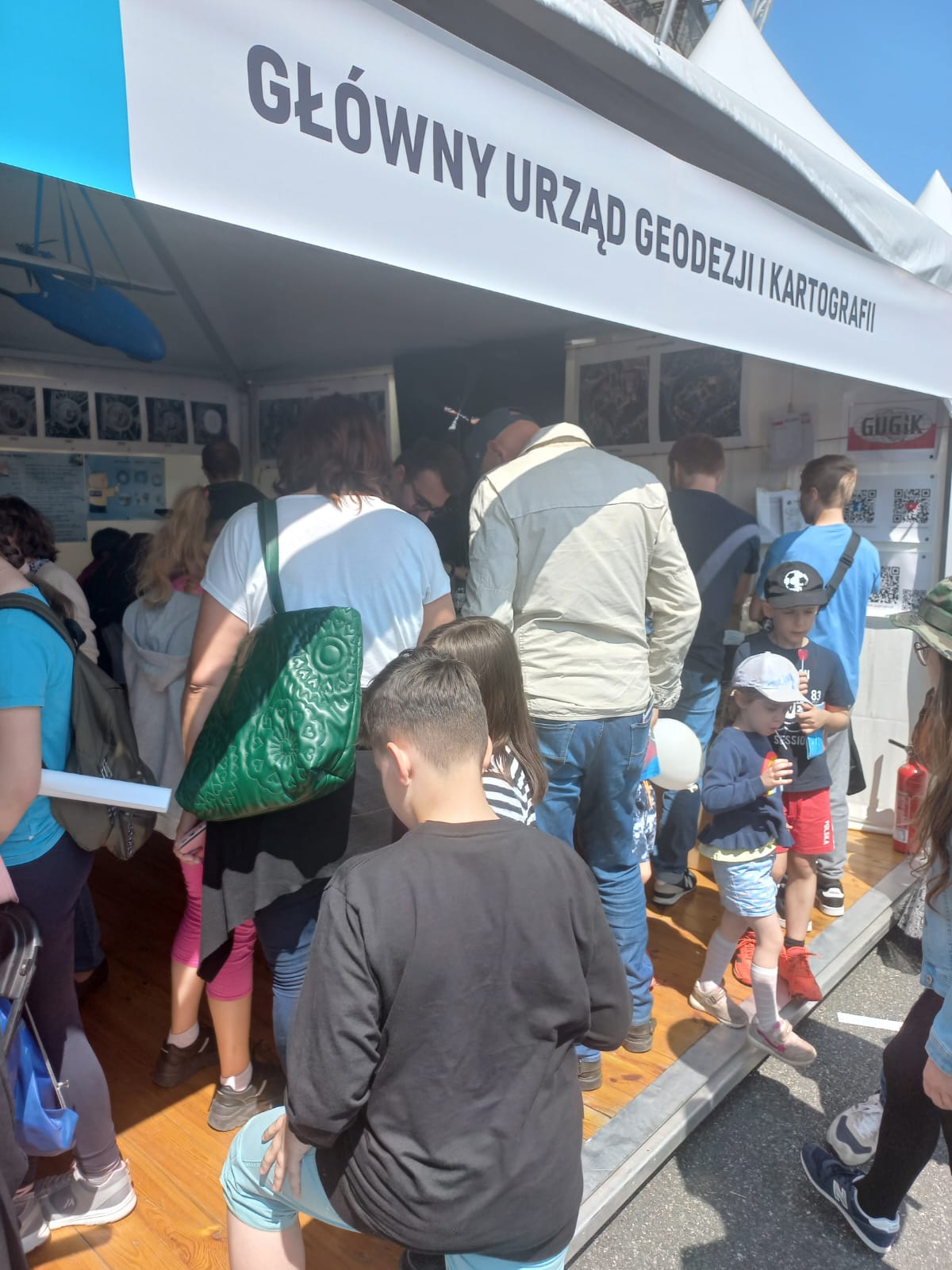 Zdjęcie przedstawia atrakcje stoiska GUGiK podczas 26. Pikniku Naukowego Polskiego Radia i Centrum Nauki Kopernik