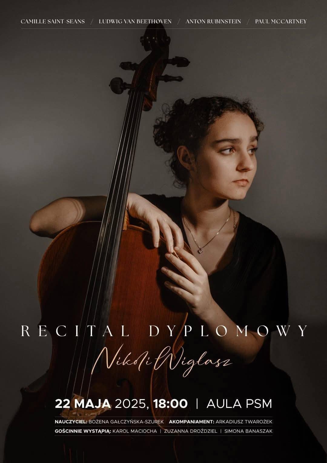 Plakat zapowiada recital dyplomowy Nikoli Wiglasz, uczennicy Bożeny Gałczyńskiej-Szurek, który odbędzie się 22 maja 2025 o godz. 18.00 w Auli PSM I i II st. w Zamościu. Akompaniament: Arkadiusz Twarożek. Gościnnie wystąpią: Karol Maciocha, Zuzanna Droździel i Simo Banaszak. Głównym motywem graficznym jest zdjęcie Nikoli Wiglasz w czarnej, koncertowej kreacji z wiolonczelą.