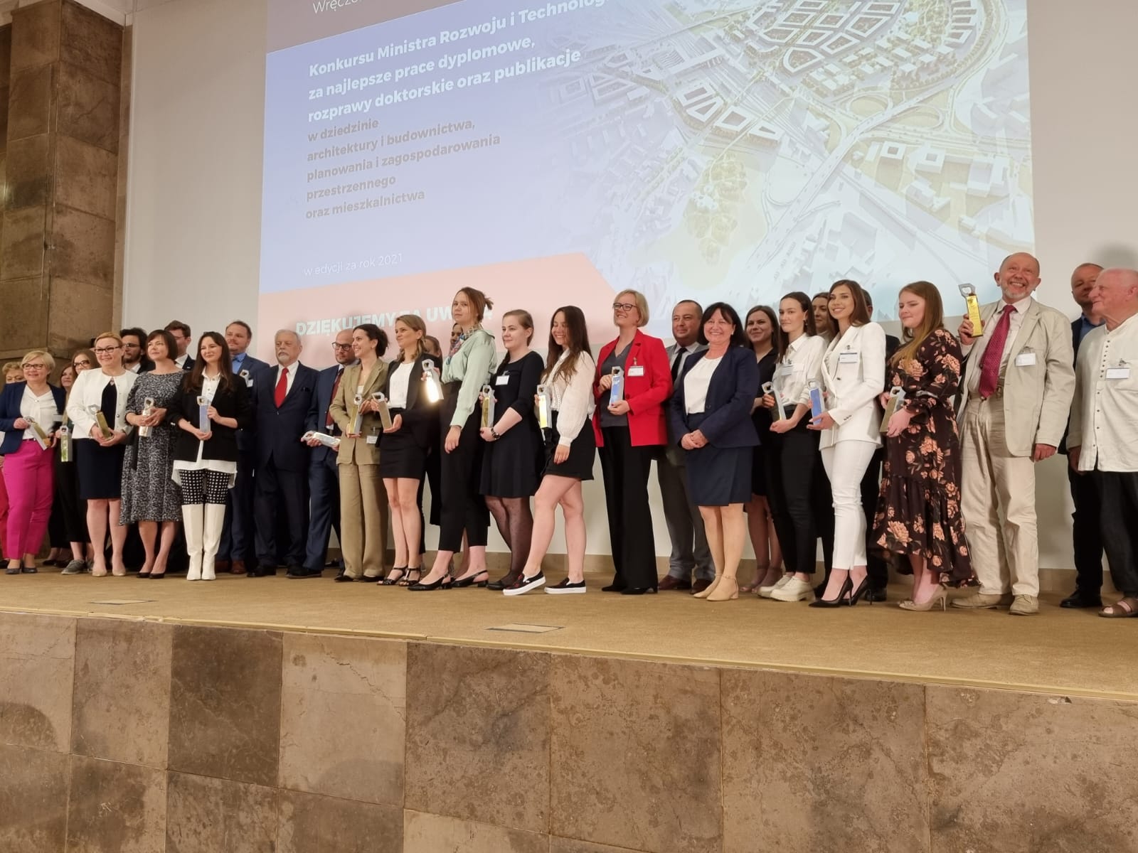 Zdjęcie grupowe uczestników uroczystości wręczenia nagród laureatom konkursu Ministra Rozwoju i Technologii