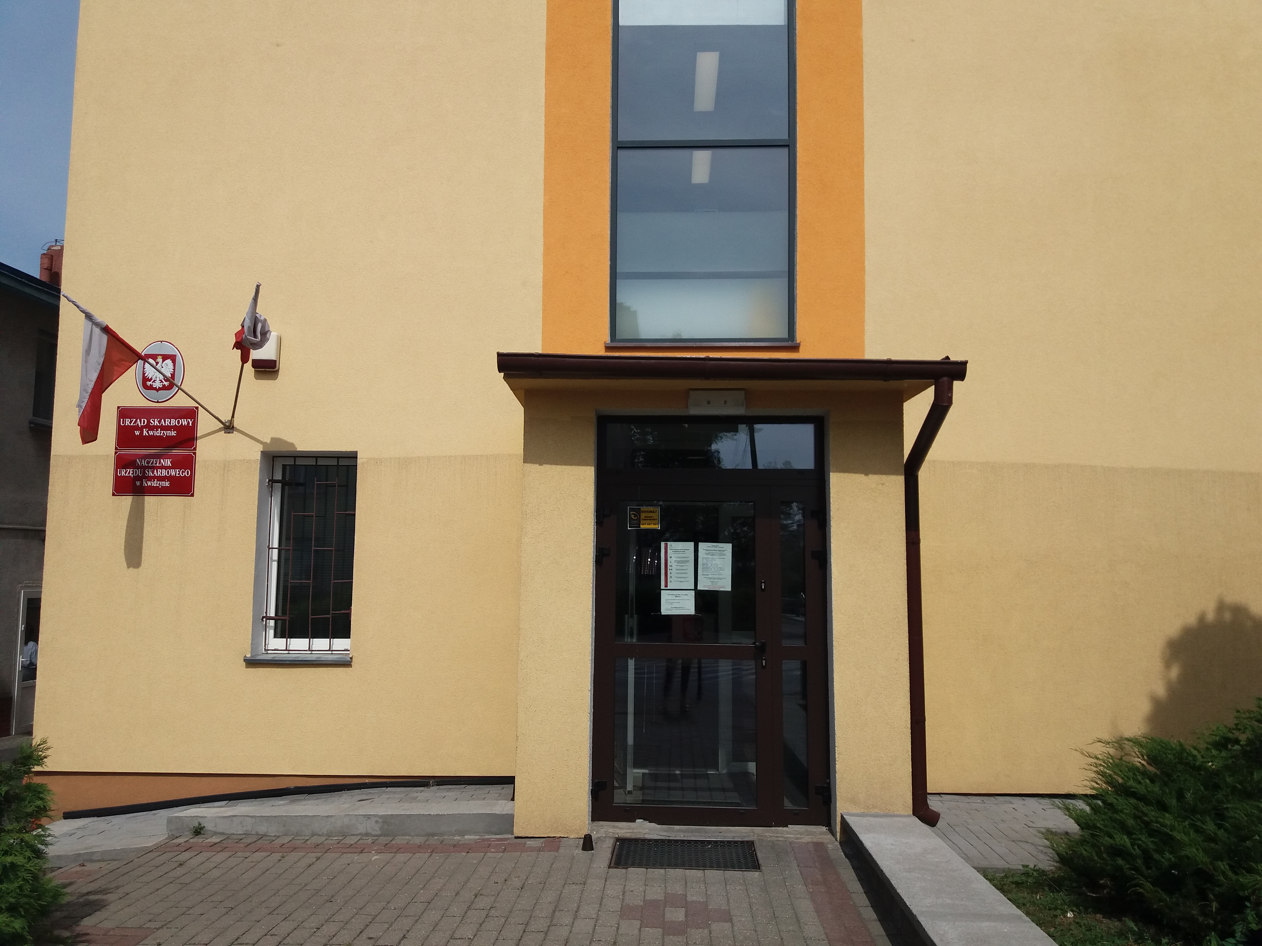 Wejście do budynku Urzędu Skarbowego w Kwidzynie