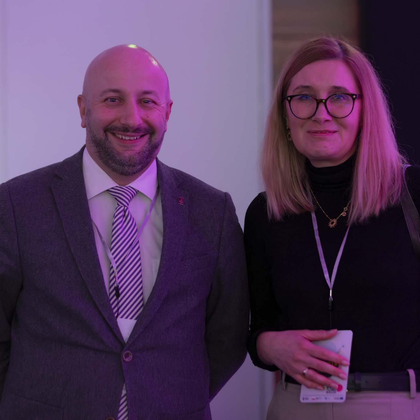 Pani Agnieszka Krauzowicz i Pan Hubert Gęsiarz stoją uśmiechając się. Patrzą w obiektyw.