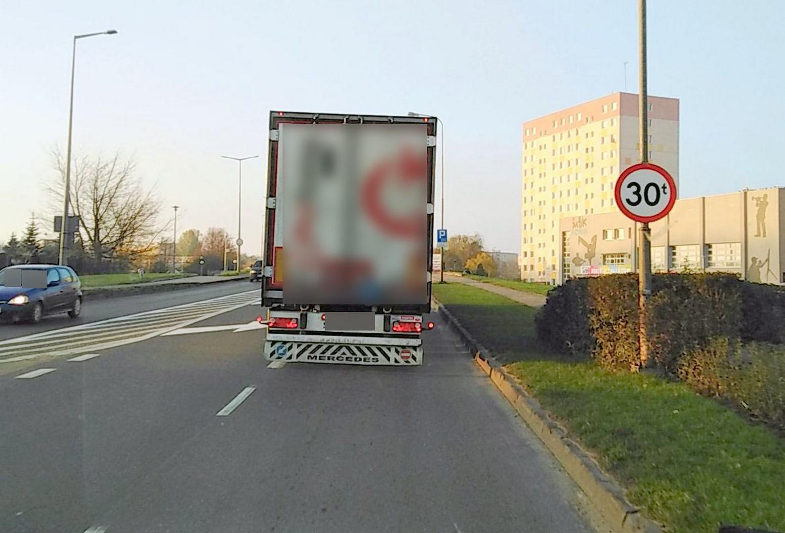 Ciężarówka wjeżdżająca za znak zakazu 