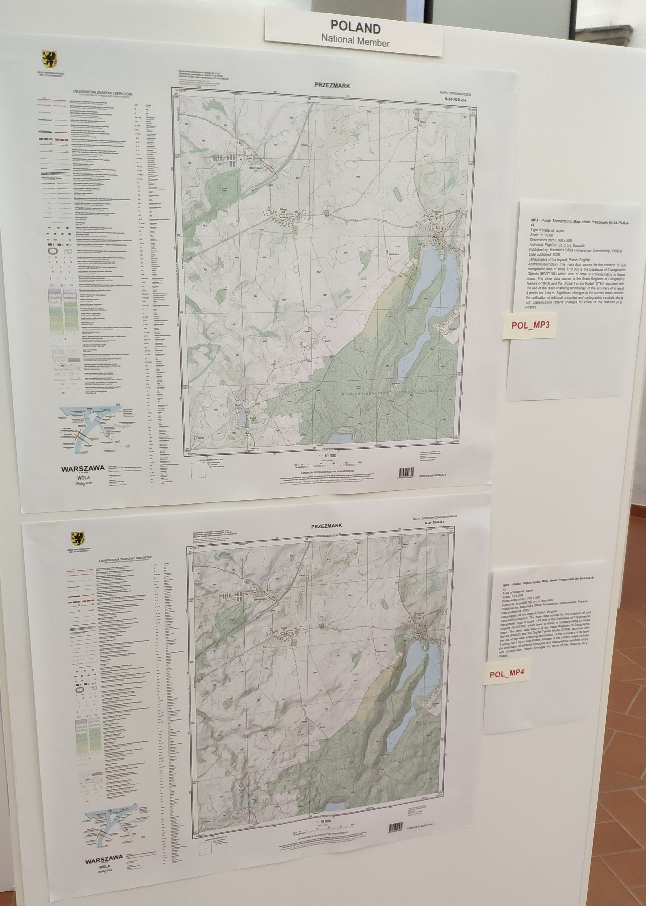 Ilustracja przedstawia fragment polskiego stoiska na Międzynarodowej Wystawie Kartograficznej.