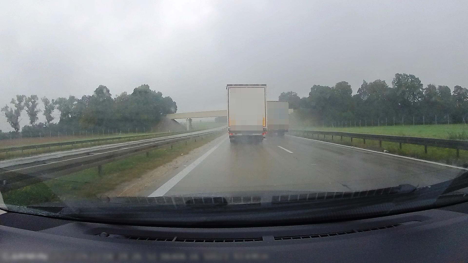 Wyprzedzająca na autostradzie ciężarówka