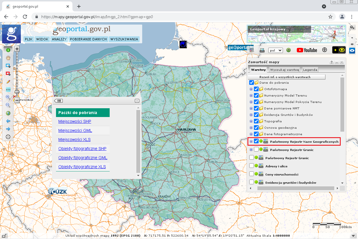 Ilustracja przedstawiająca zrzut ekranu z serwisu www.geoportal.gov.pl z uruchomioną usługą pobierania danych z państwowego rejestru nazw geograficznych (PRNG). Po prawej stronie ilustracji, znajduje się okno zawartości mapy - usługa pobierania danych PRNG jest zaznaczona czerwonym prostokątem. W głównej części ilustacji znajduje się mapa Polski oraz okno z linkami do pobrania danych PRNG w spakowanych plikach w formatach: - miejscowości SHP - miejscowości GML - miejscowości XLS - obiekty fizjograficzne SHP - obiekty fizjograficzne GML - obiekty fizjograficzne XLS