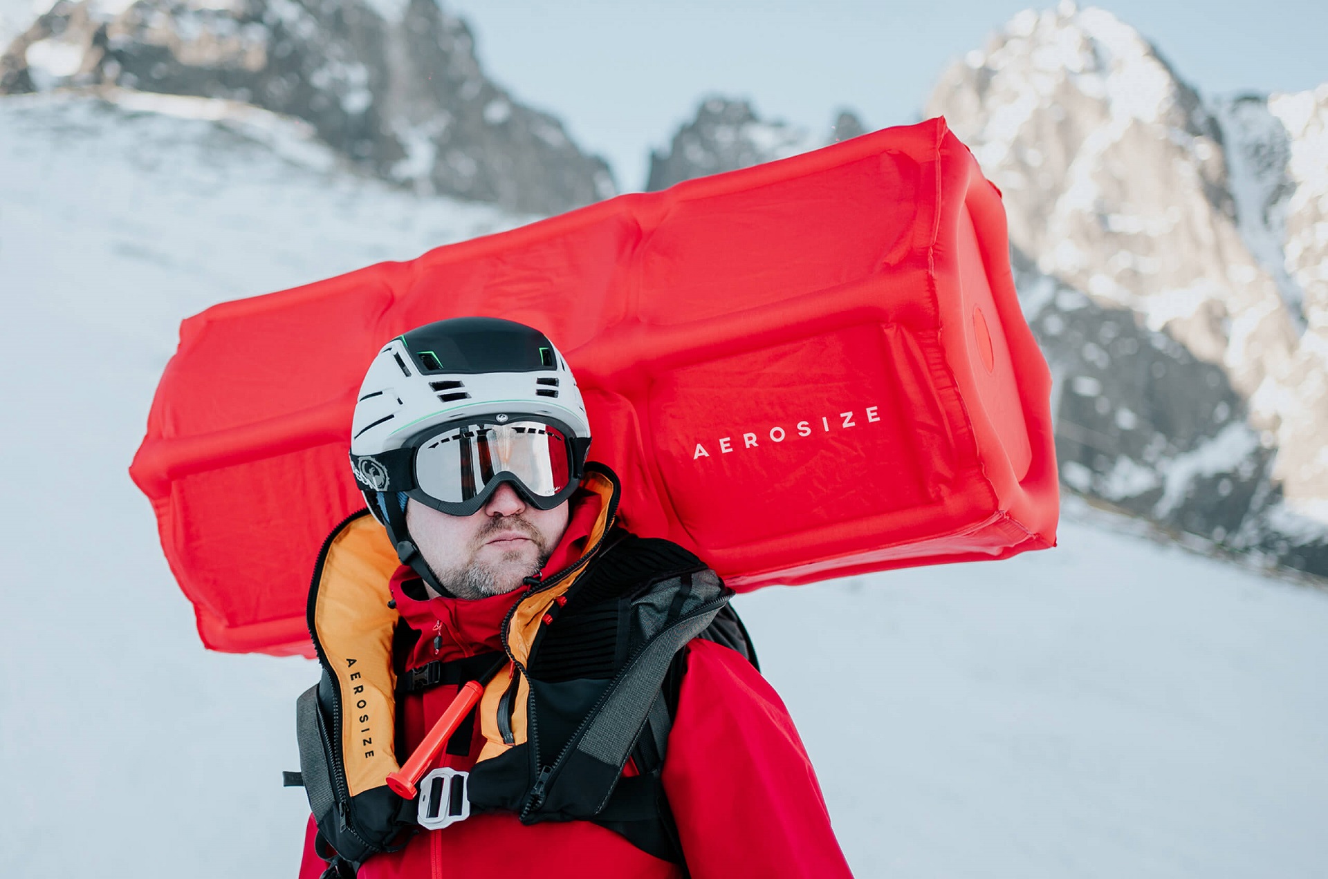 Członek zespołu Maciej Roth w uruchomionej poduszce lawinowej AEROSIZE, zimą, w górach