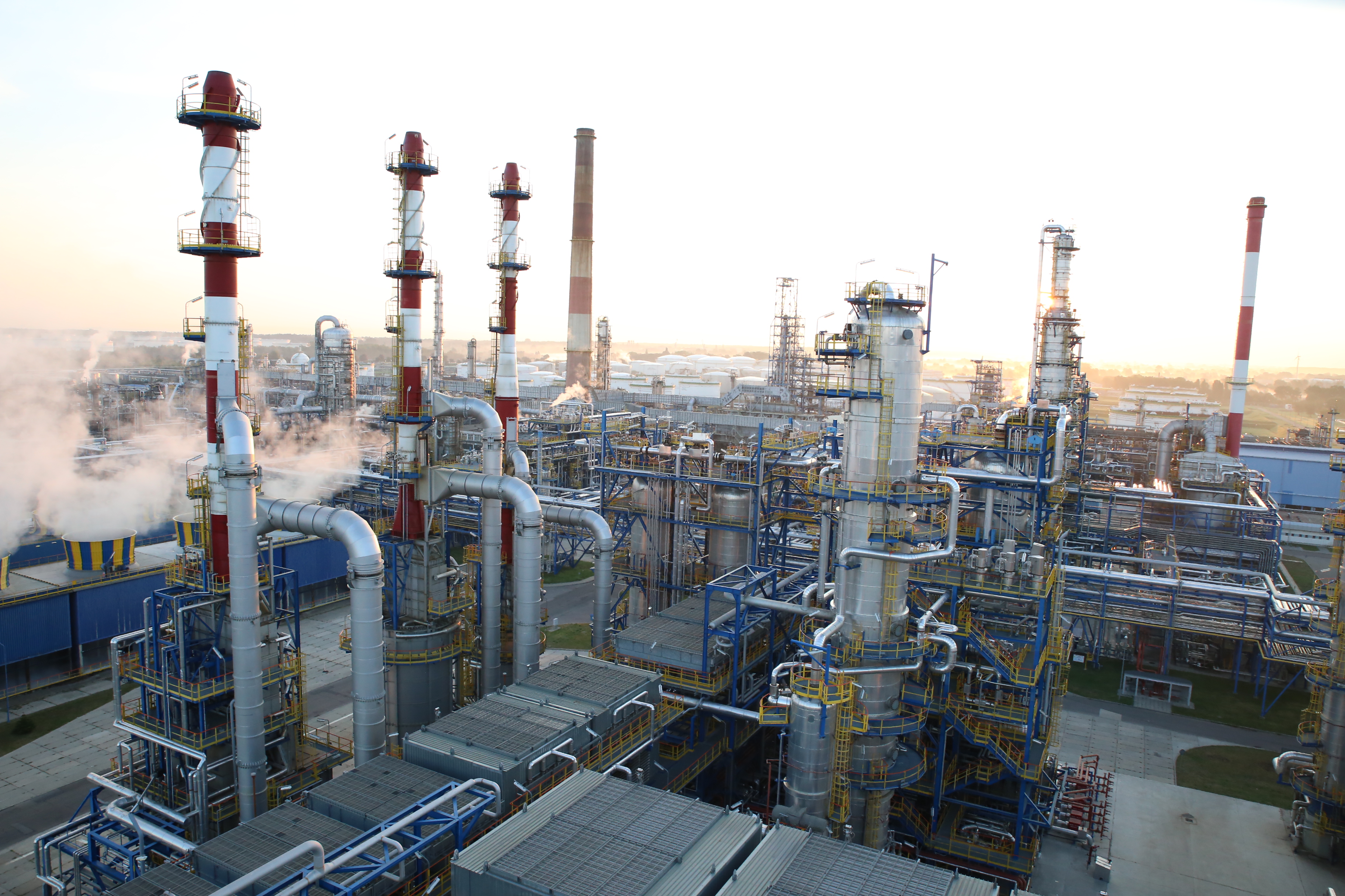 Instalacja Lotosu. Bloki z rurami i kominami