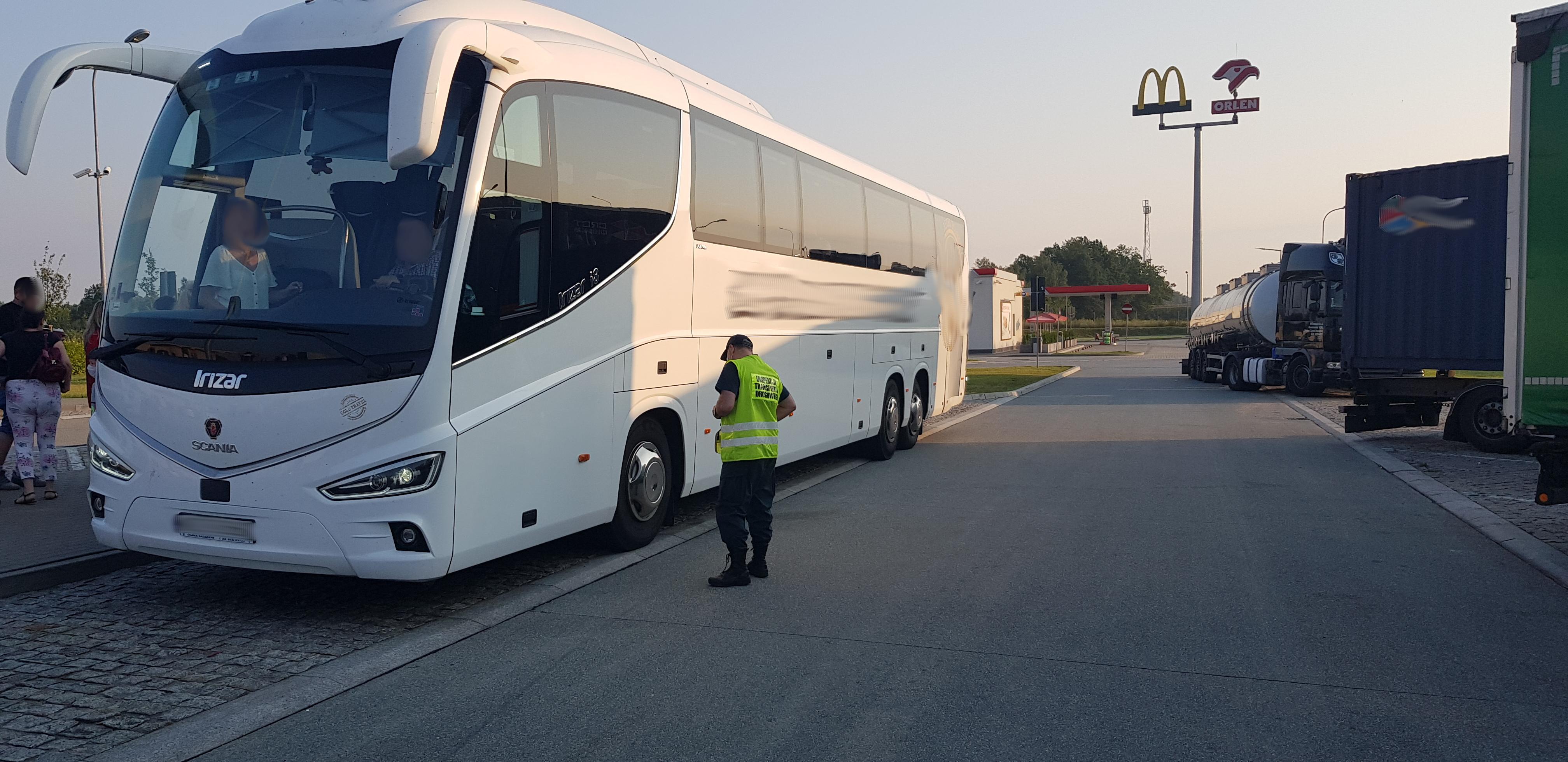 Inspektor ITD kontroluje autokar.