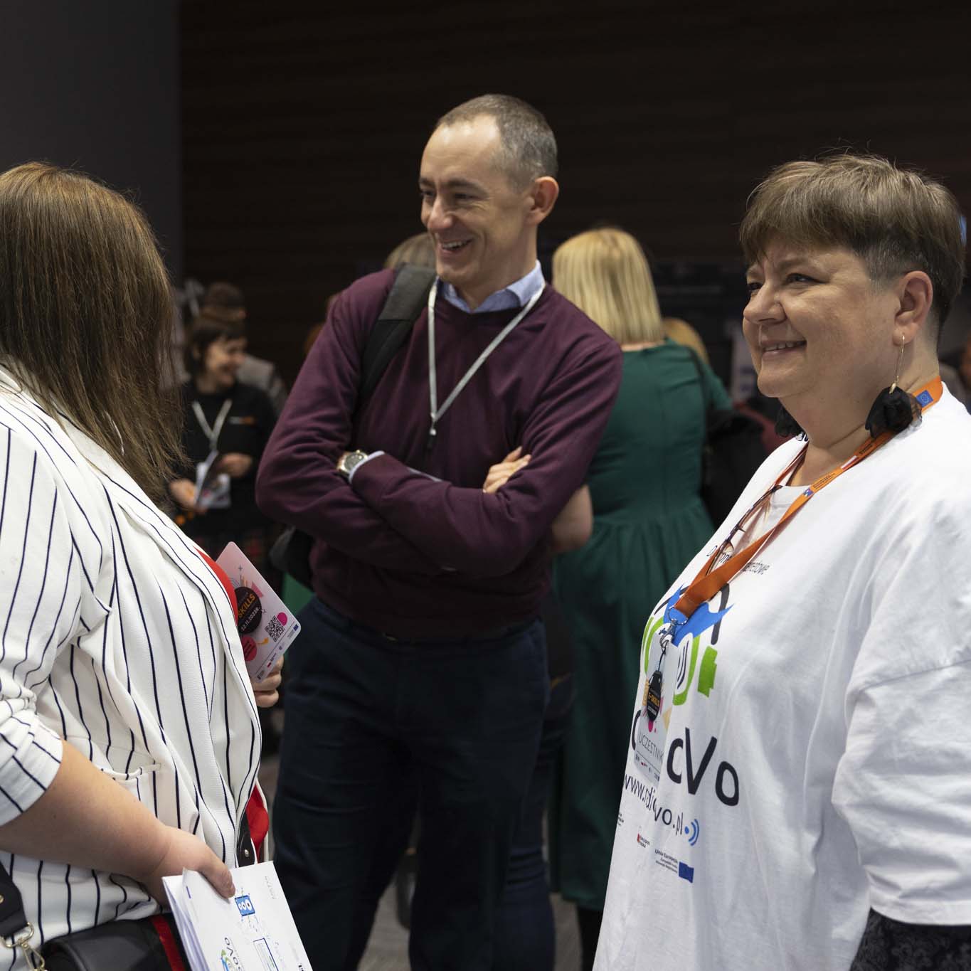 Trzy roześmiane osoby stoją i rozmawiają. Dwie kobiety z Fundacji Pro Cultura i jeden mężczyzna.