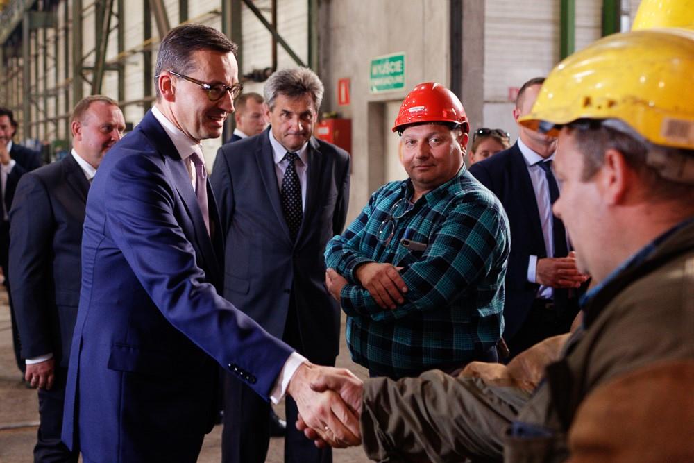 Premier Mateusz Morawiecki z pracownikami zakładu.