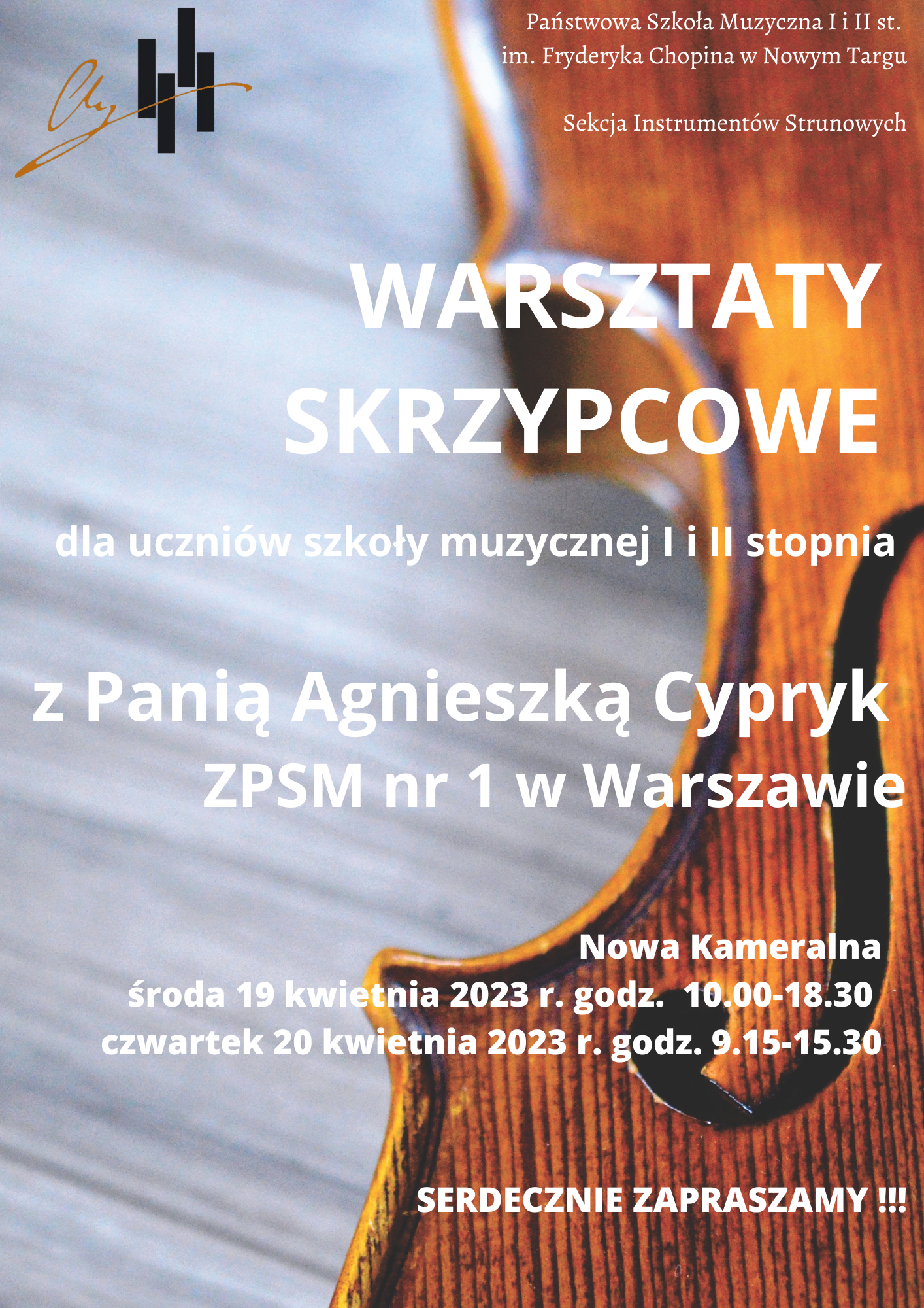 Plakat na szarym tle. Prawa część plakatu zajmuje połowa skrzypiec. W lewym górnym rogu logo szkoły. Po prawej stronie w rogu pełna nazwa szkoły oraz sekcji organizującej warsztaty. Na środku nazwa wydarzenia a poniżej do kogo jest skierowane. Następnie dane osoby prowadzącej wydarzenie, poniżej miejsce data oraz godzina warsztatów.