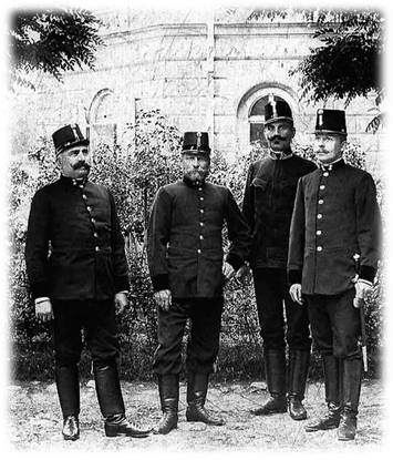 Oficerowie MZSP, od lewej: Aleksander Wójcik, Józef Stempiński , Jan Obidowicz, Adam Flasza. Fotografia z pocz. XX w. 