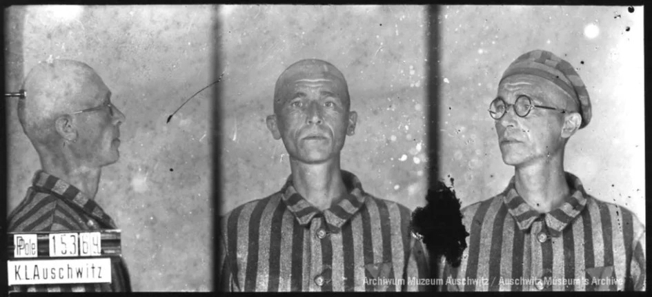 Zdjęcie z przodu u profilu Edwara Kolombusa Wirbsera, Auschwitz, ubrany w pasiasty strój z numerem 15369