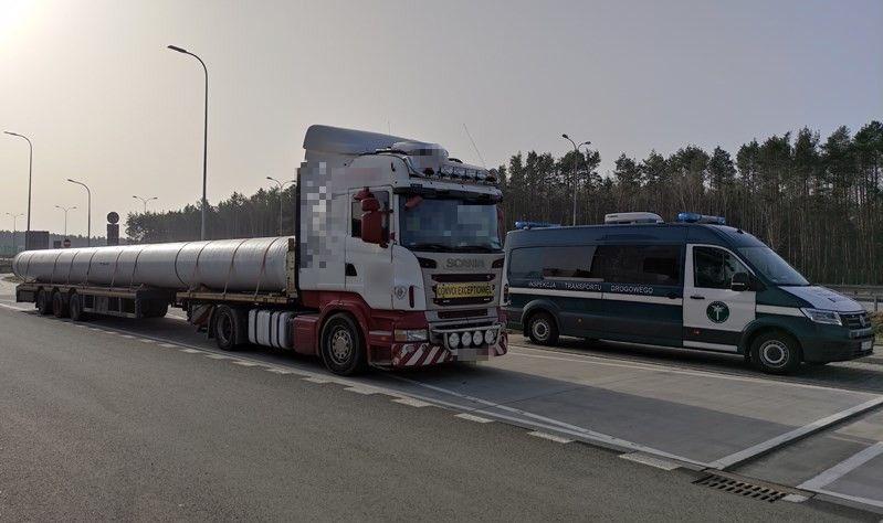 Kontrolowany zestaw ciężarowy i radiowóz ITD.