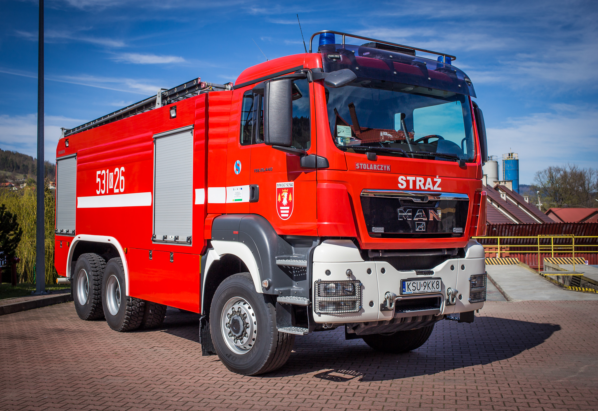 Zdjęcie przedstawia ciężki samochód ratowniczo - gaśniczy na podwoziu MAN