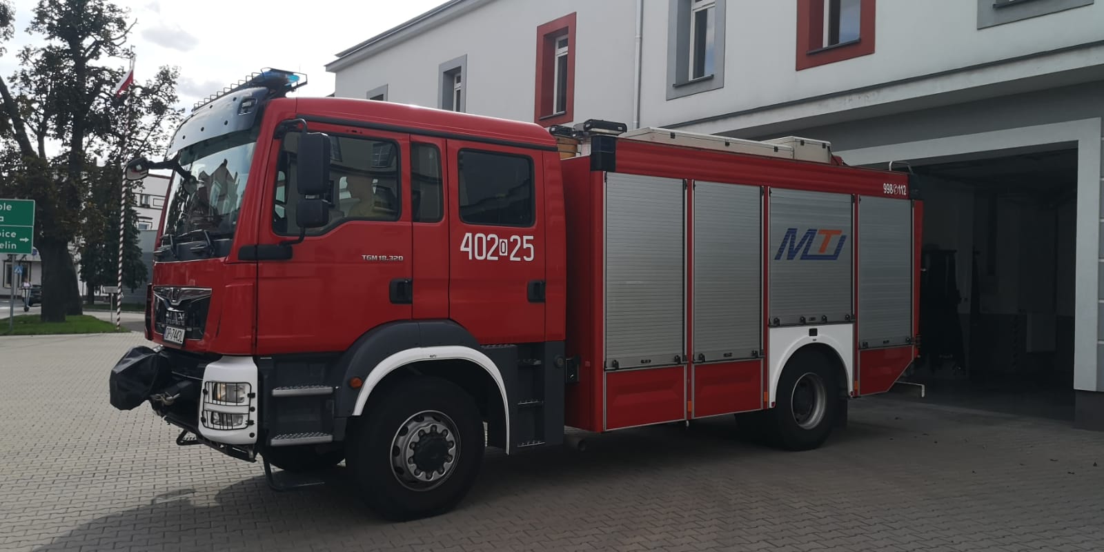 Zdjęcie przedstawia GCBA 5-42 MAN - ciężki samochód ratowniczo gaśniczy, zbiornik 5000 l wody, zbiornik 500 l środka pianotwórczego.