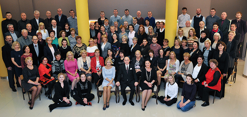 Zdjęcie wykonane z okazji Jubileuszu ZPSM w 2016 r. przedstawia członków Rady Pedagogicznej ZPSM w Szczecinie