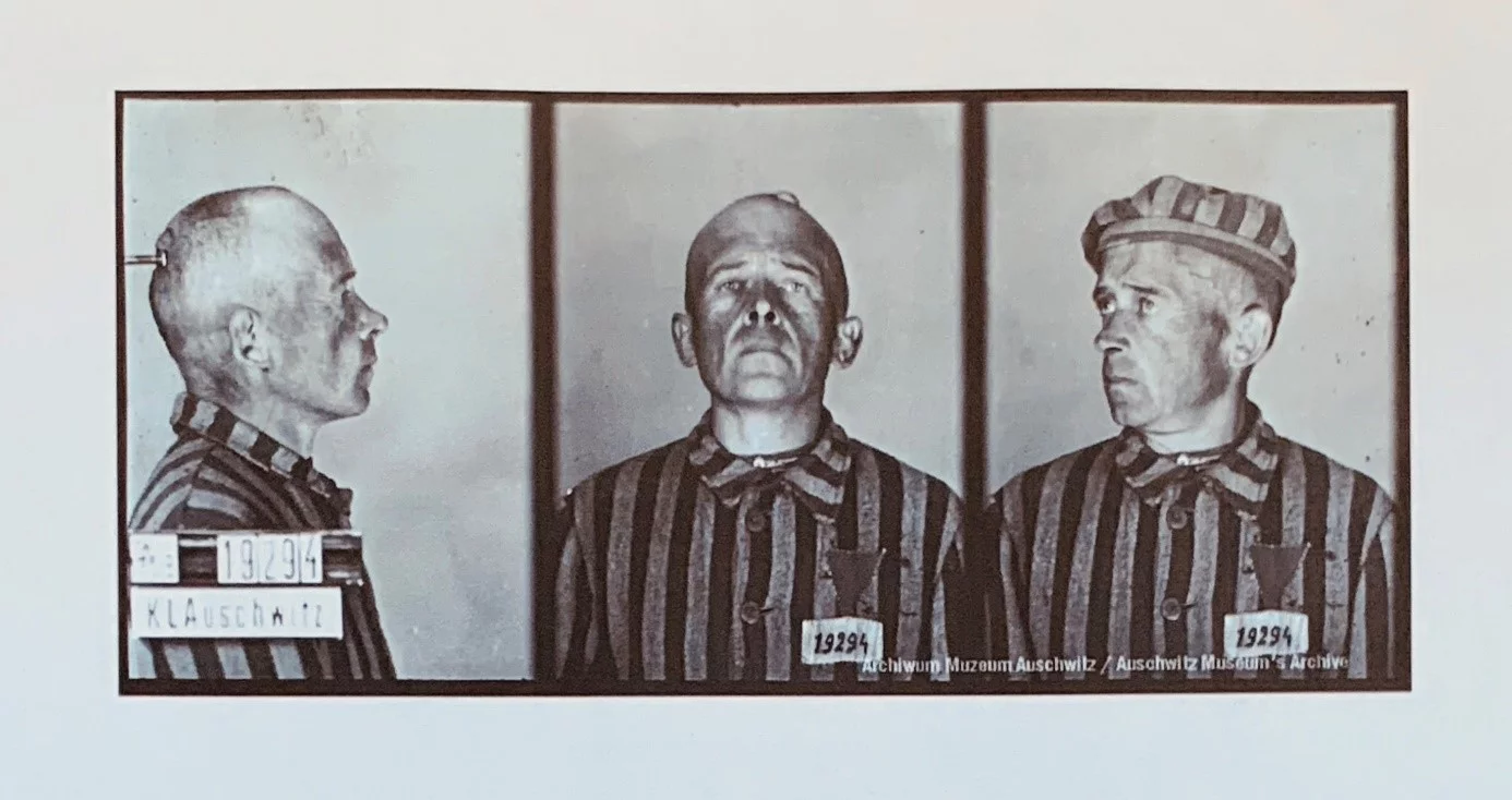 Zdjęcie z przodu oraz z profilu Tadeusza Ługowskiego, Auschwitz, ubrany w pasiasty strój z numerem 19294