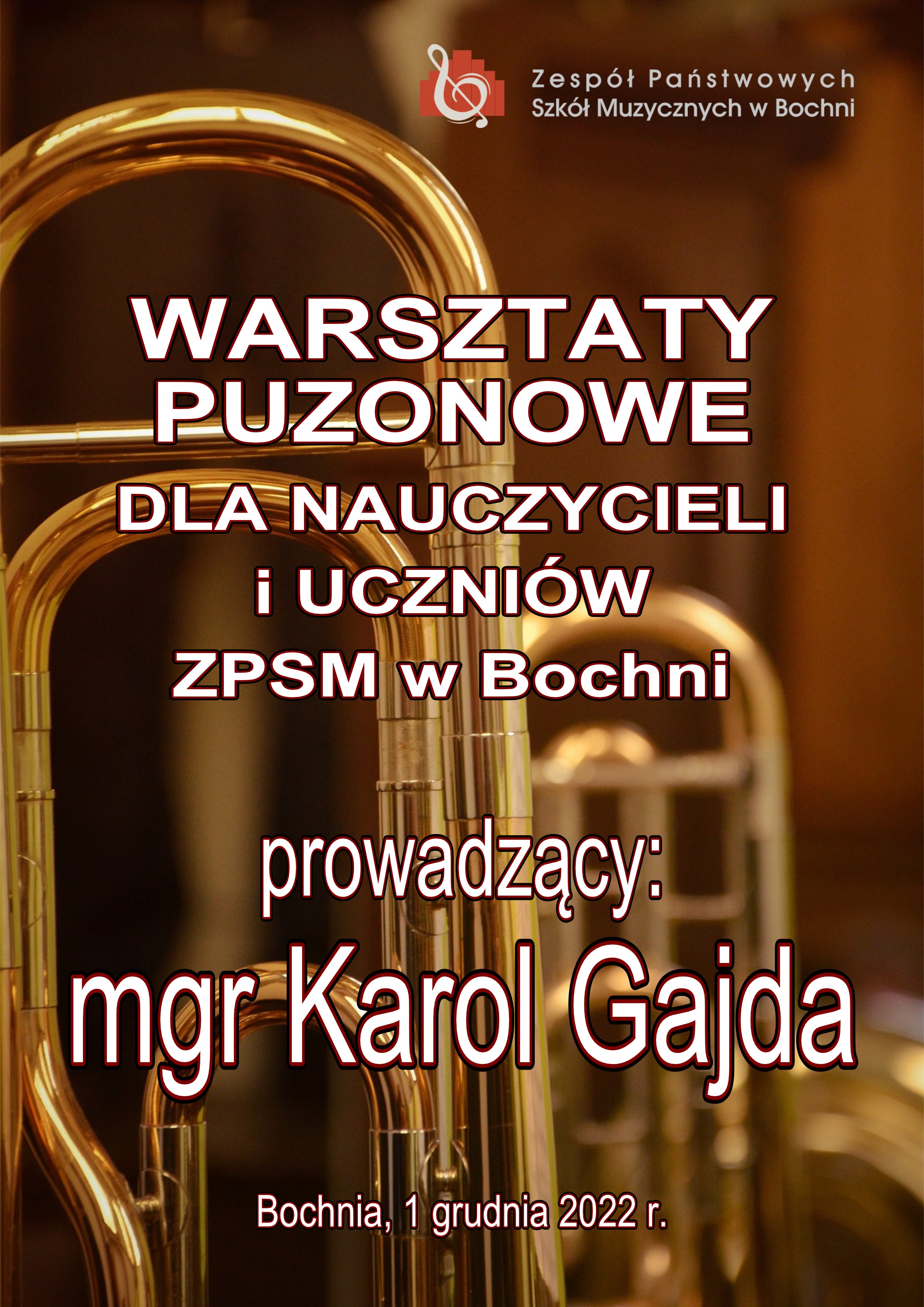 Grafika na brązowym tle z widocznym elementem dwóch puzonów, zawiera w prawym górnym rogu logo szkoły oraz w części centralnej białymi drukowanymi literami treść: "Warsztaty puzonowe dla nauczycieli i uczniów ZPSM w Bochni, prowadzący mgr Karol Gajda". Na dole znajduje się napis: "Bochnia, 1 grudnia 2022 r."