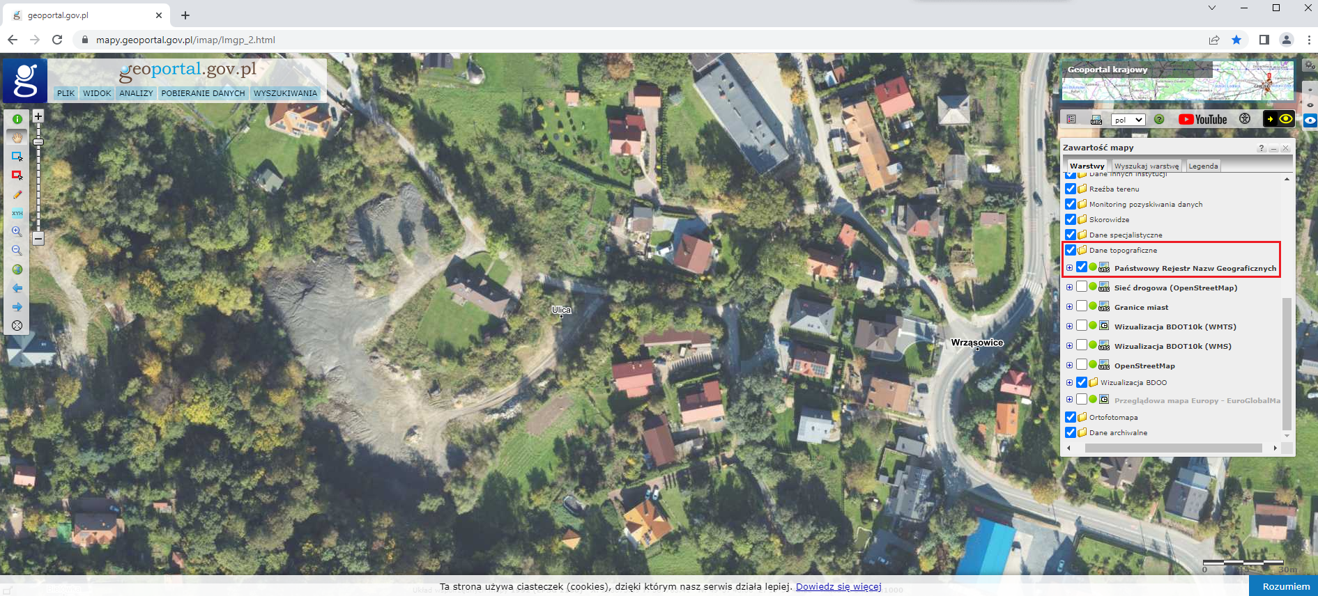 Ilustracja przedstawiająca zrzut ekranu z serwisu www.geoportal.gov.pl z zaznaczoną na podkładzie ortofotomapy lokalizacją urzędowej nazwy miejscowości Ulica, część wsi Wrząsowice.