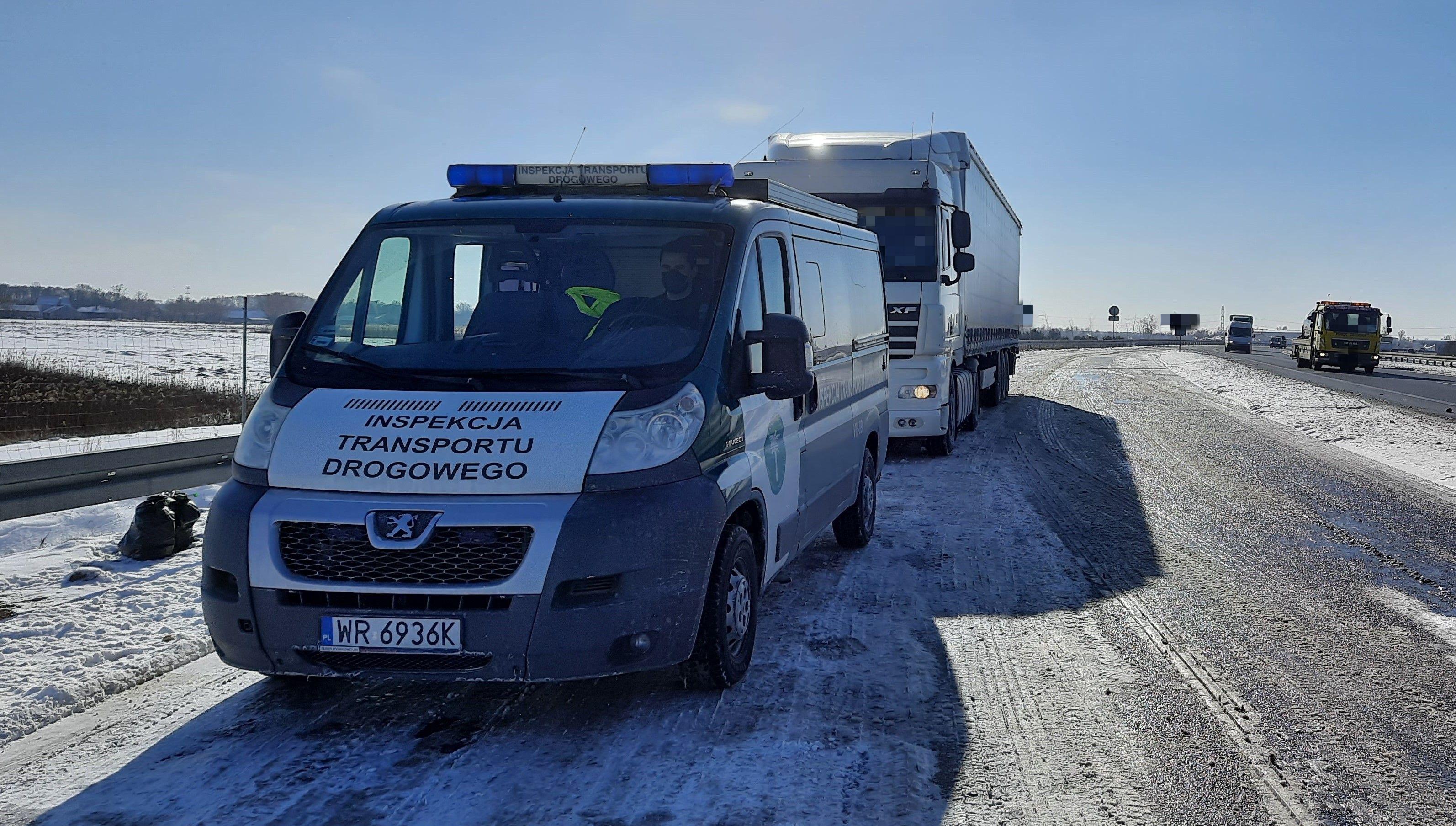 Radiowóz ITD i zatrzymana zagraniczna ciężarówka.