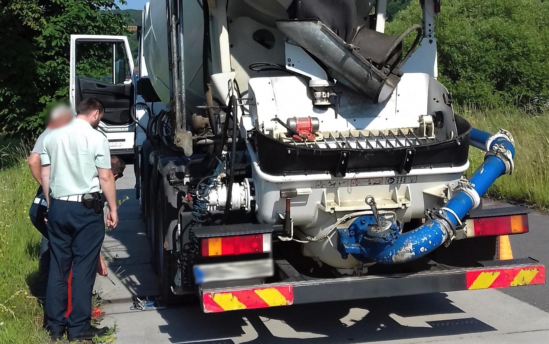 Inspektorzy kontrolują rzeczywistą masę całkowitą i naciski osi betoniarki z pompą do betonu.