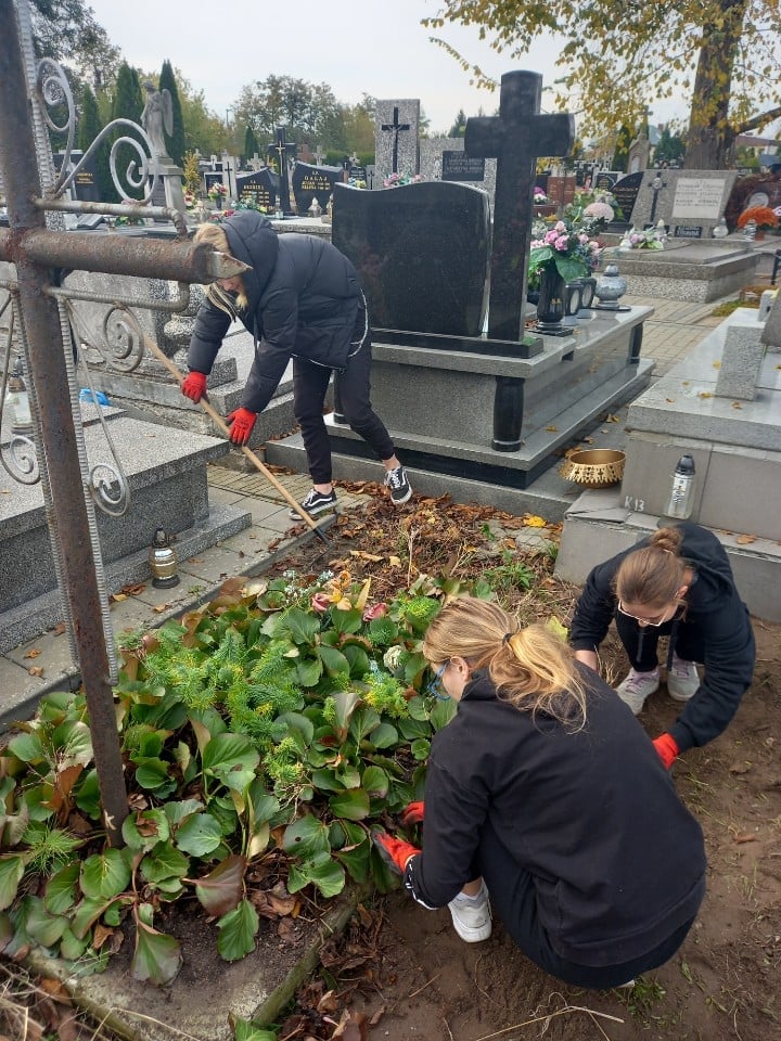 WOLONTARIUSZE ZE ZDUŃSKIEJ DĄBROWY – W AKCJI!!