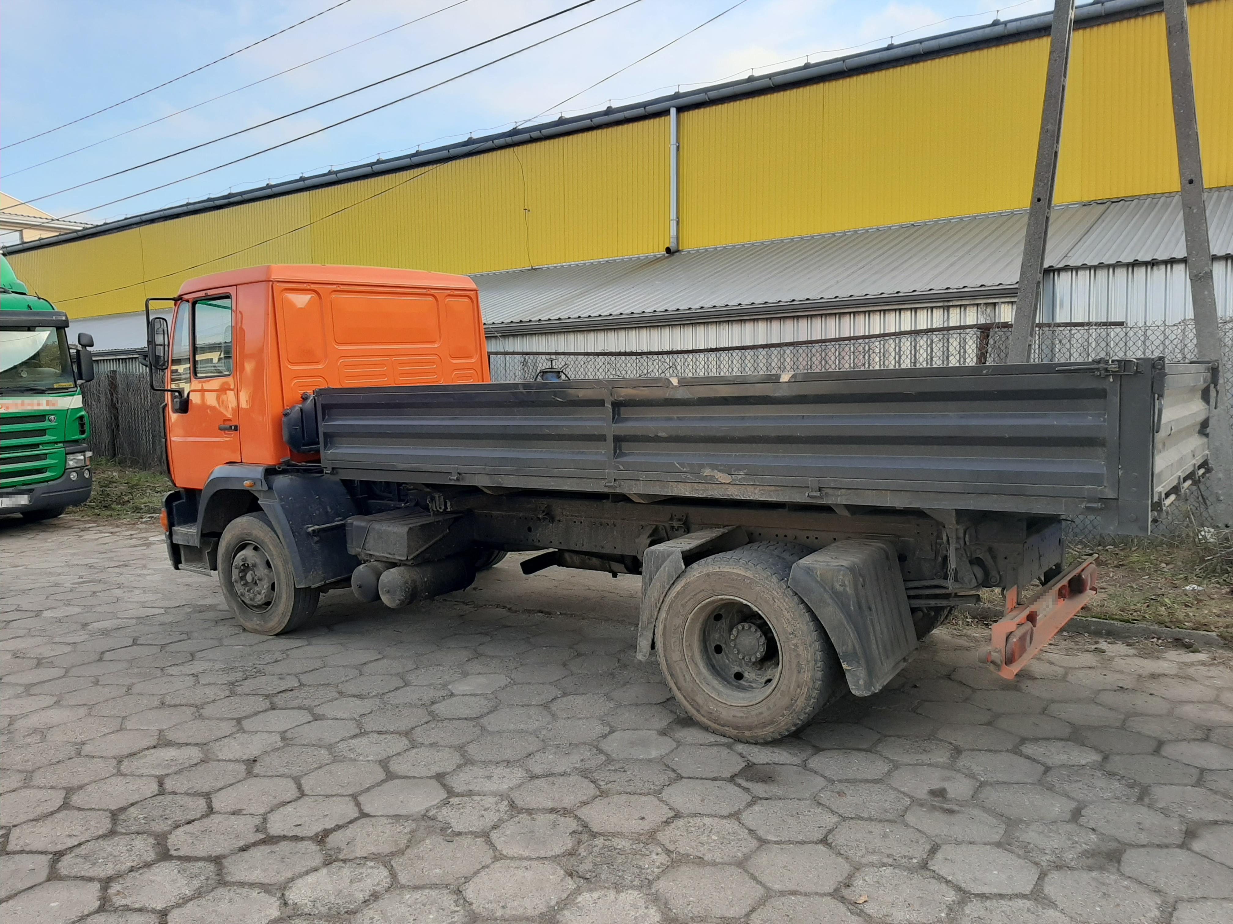 Zatrzymana ciężarówka z pomarańczową kabiną 