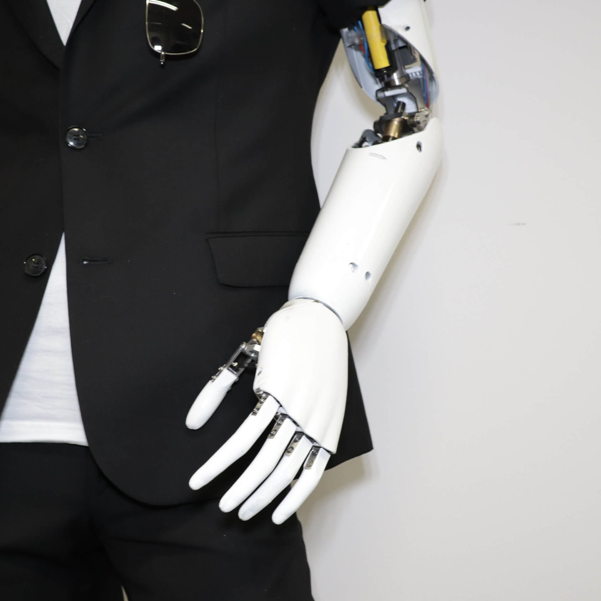 Proteza bioniczna ręki na manekinie, obok plakat informacyjny BioEngineering