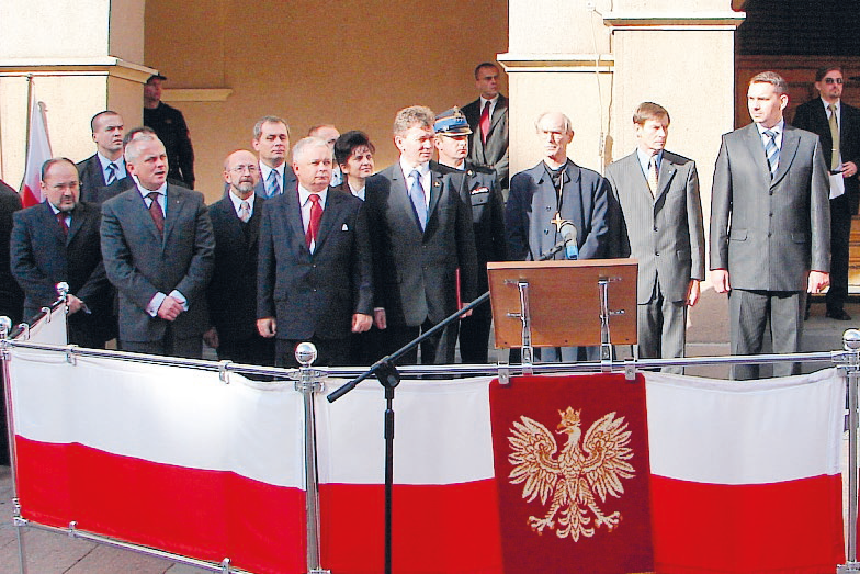 Zdjęcie przedstawia gości na trybunie honorowej.