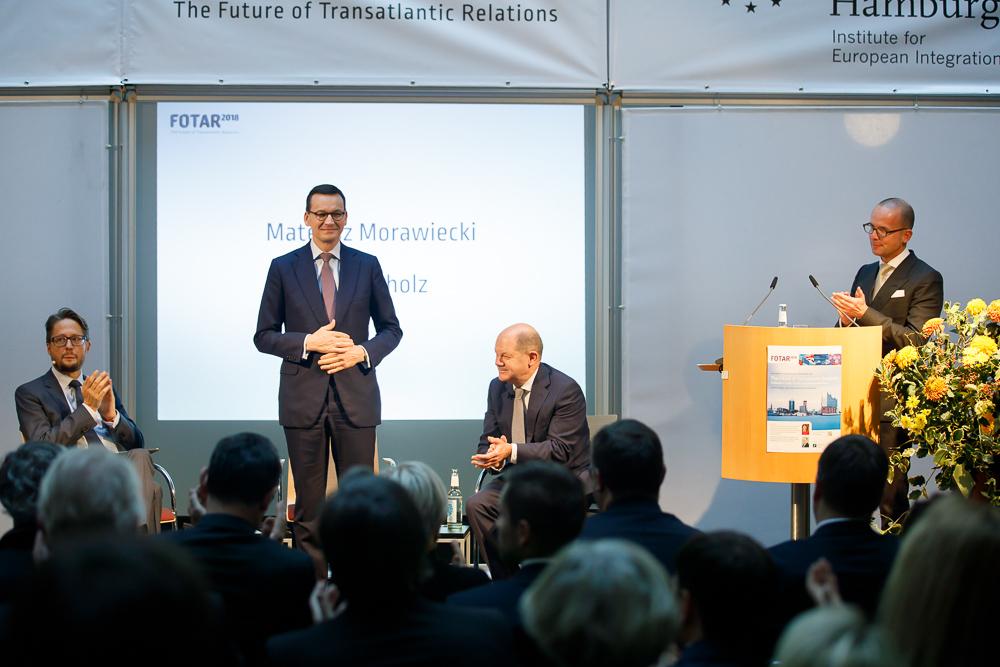 Premier Mateusz Morawiecki podczas przemówienia na konferencji w Hamburgu.