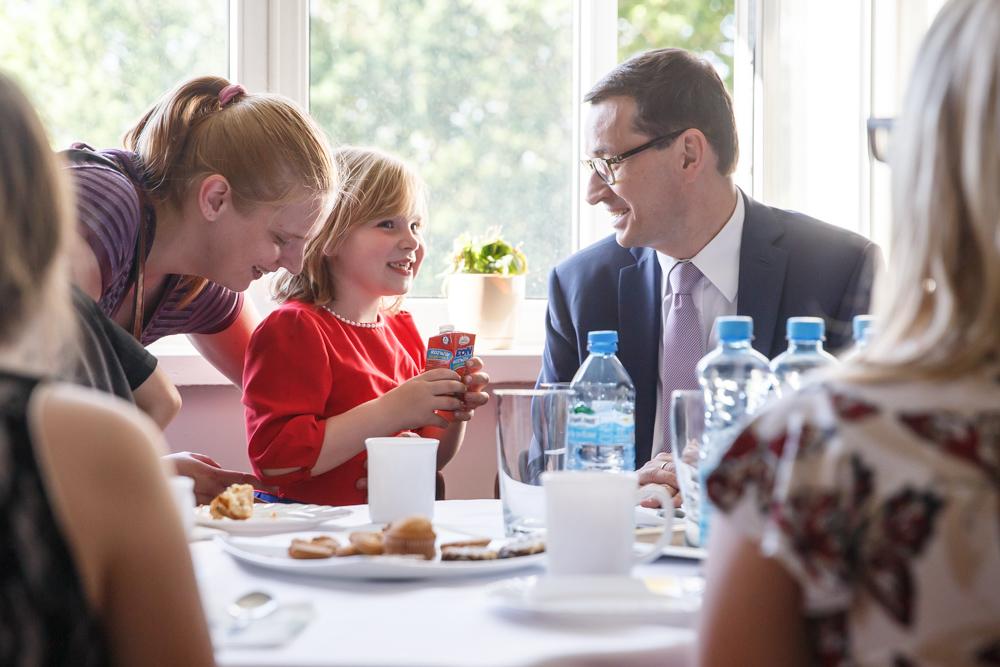 Premier Mateusz Morawiecki z dziećmi.